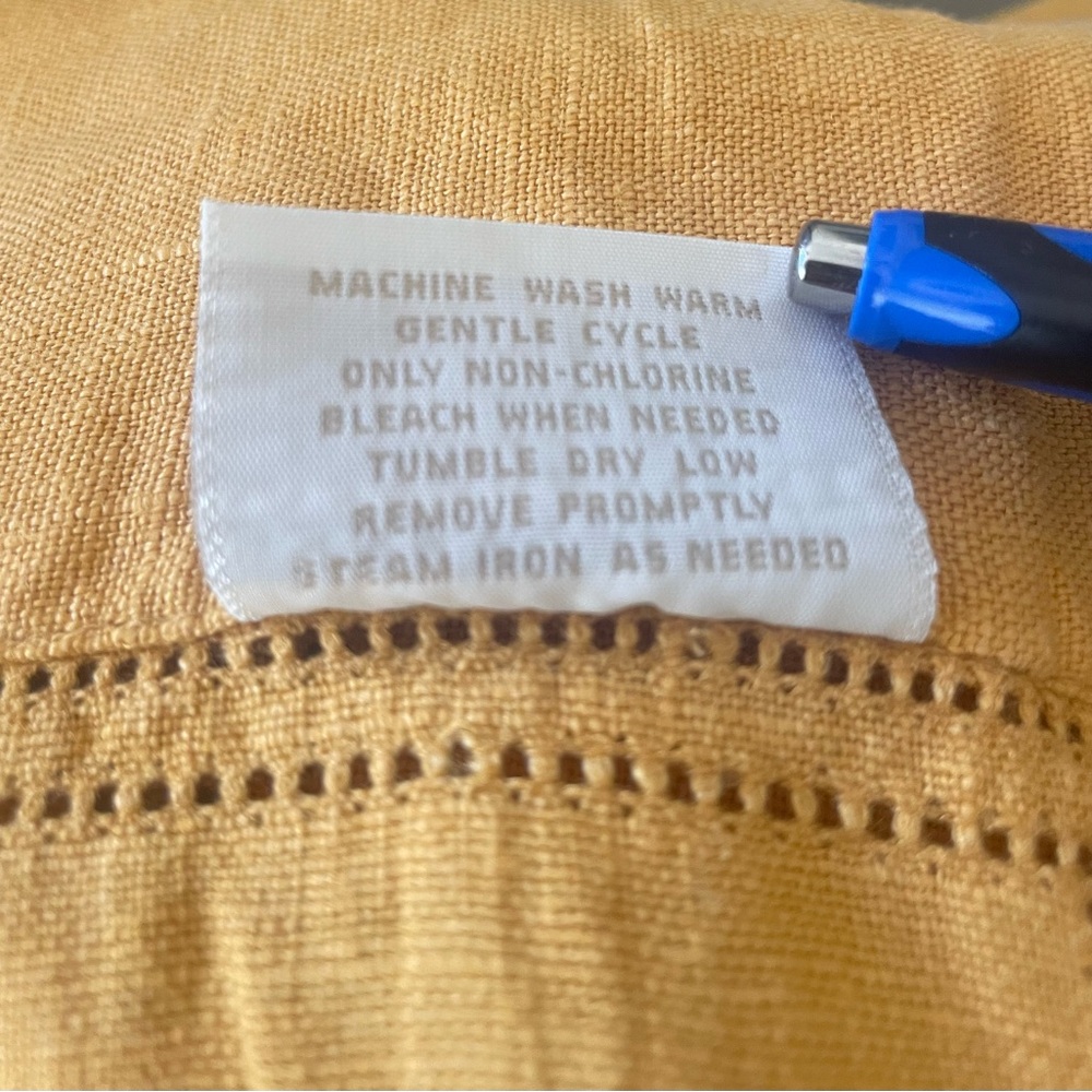 William Sonoma Beautiful linen table cloth.